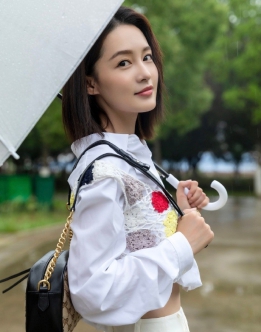李沁雨中撑伞对镜甜笑步伐轻盈简约不失清新写真